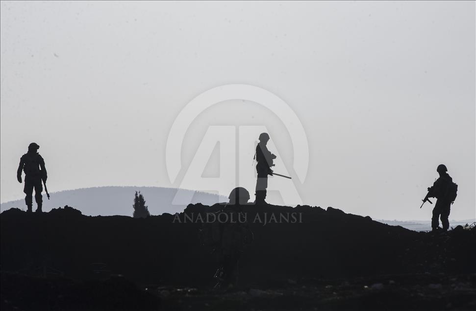 Mehmetçik Afrin’de teröristlere ait sığınakları arıyor