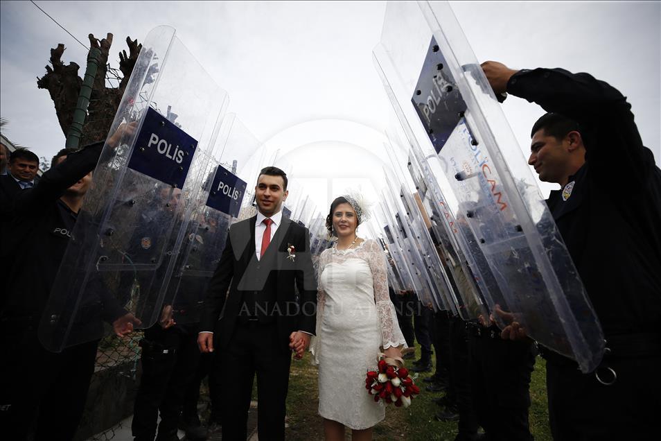 Polis memuru, kendisini silahla kaza ile vuran meslektaşıyla evlendi