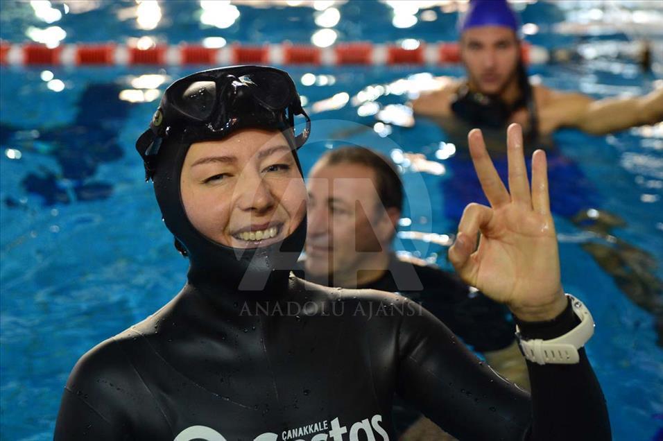 Nuevo récord mundial de buceadora turca en ciclismo submarino