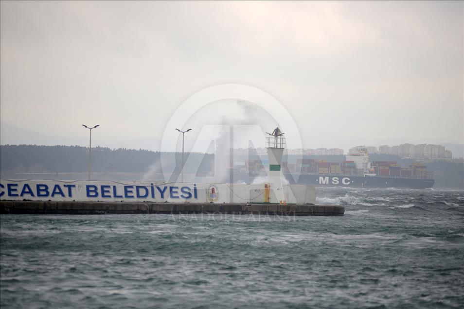 Kuzey Ege'de deniz ulaşımına fırtına engeli