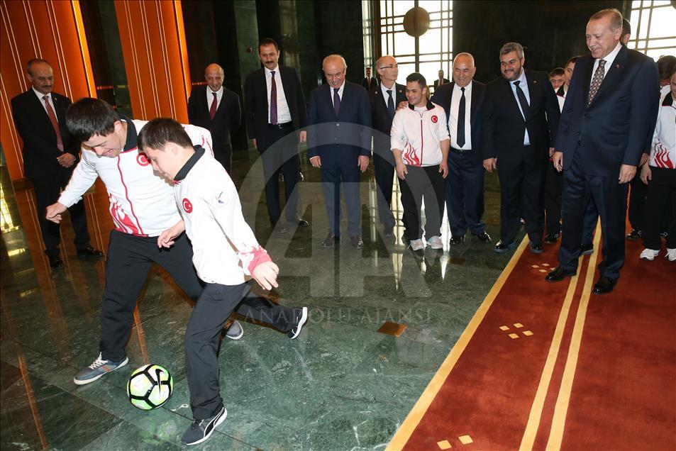 Erdoğan, Down Sendromlu Özel Sporcuları kabul etti 