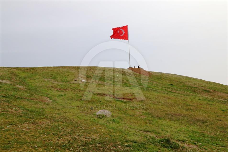 Giant Turkish flags on Syria border