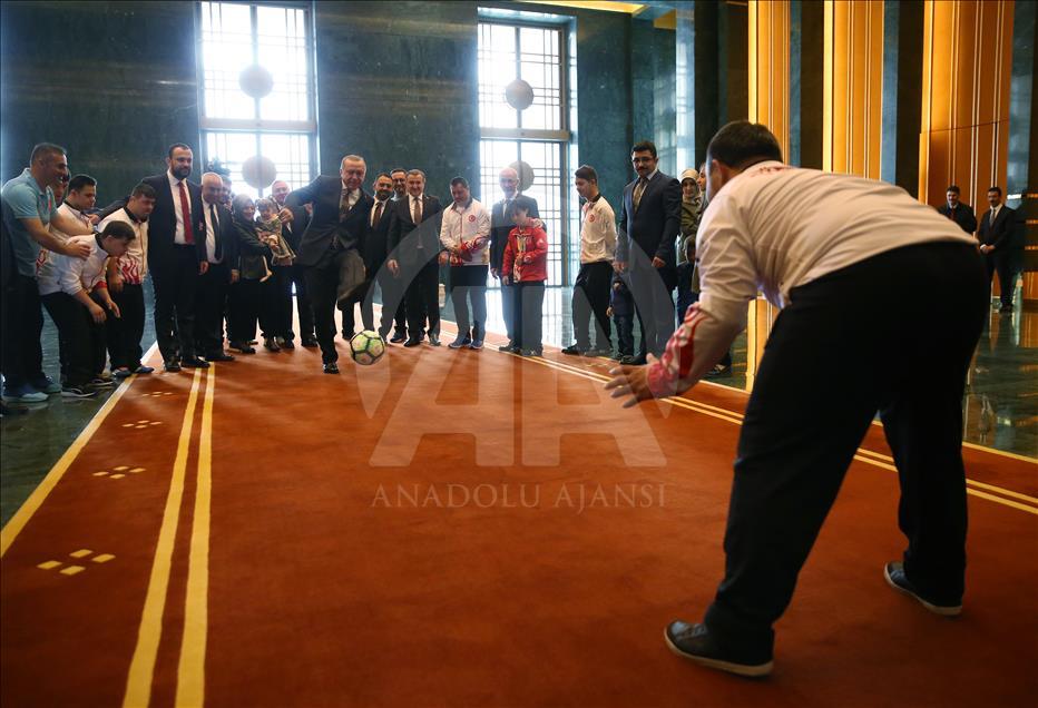 Erdoğan, Down Sendromlu Özel Sporcuları kabul etti 