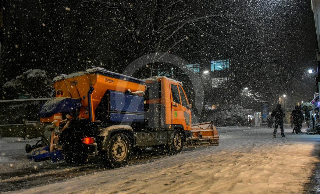 Snijeg prekrio glavni grad BiH: Zimska idila na ulicama Sarajeva