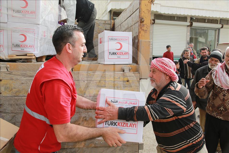 الهلال الأحمر التركي يوزع مساعدات إغاثية للمدنيين بعفرين
