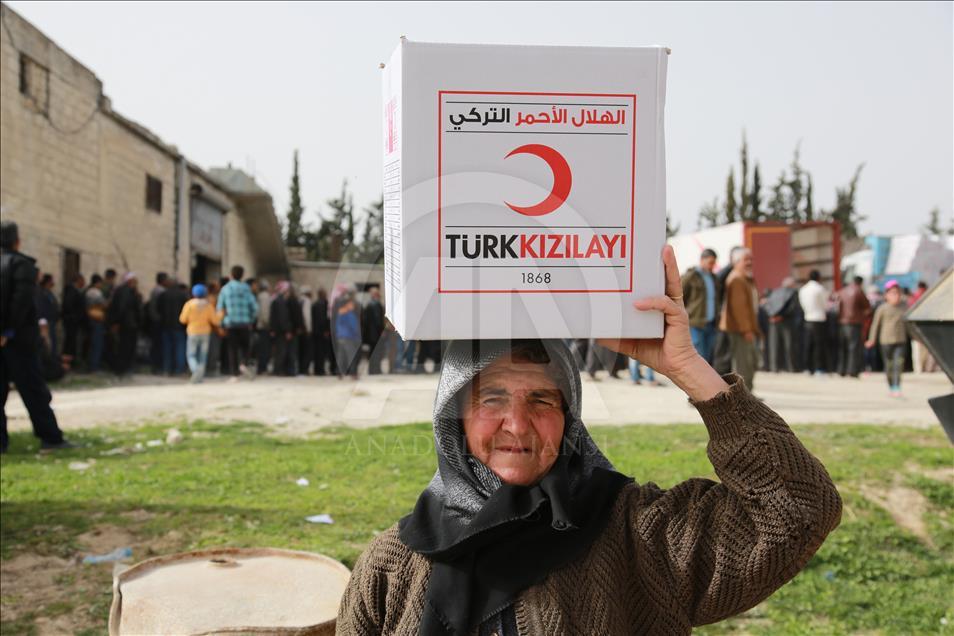 الهلال الأحمر التركي يوزع مساعدات إغاثية للمدنيين بعفرين
