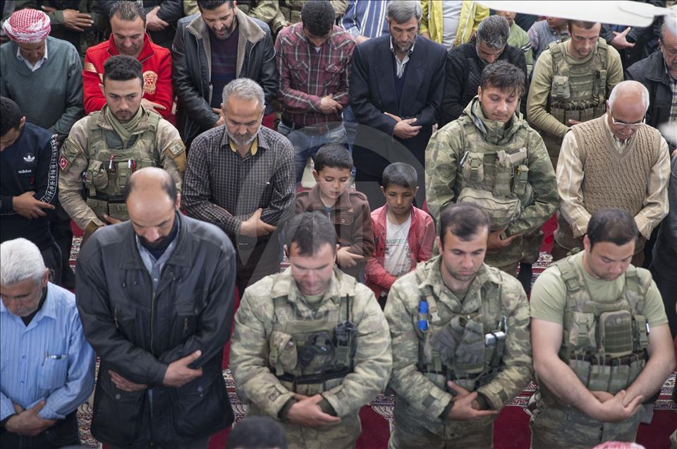 ادای نماز جمعه اهالی عفرین با سربازان ارتش ترکیه و ارتش آزاد سوریه
