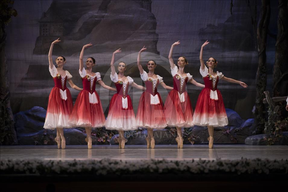 Dünya klasiği "Giselle" balesi 10 yıl aradan sonra başkentte