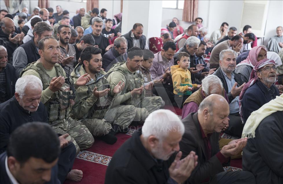 ادای نماز جمعه اهالی عفرین با سربازان ارتش ترکیه و ارتش آزاد سوریه
