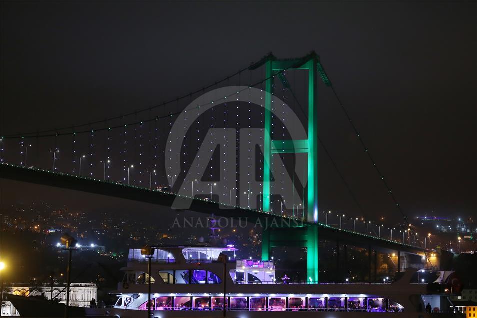 پل‌های استانبول به رنگ‌ پرچم پاکستان در آمدند