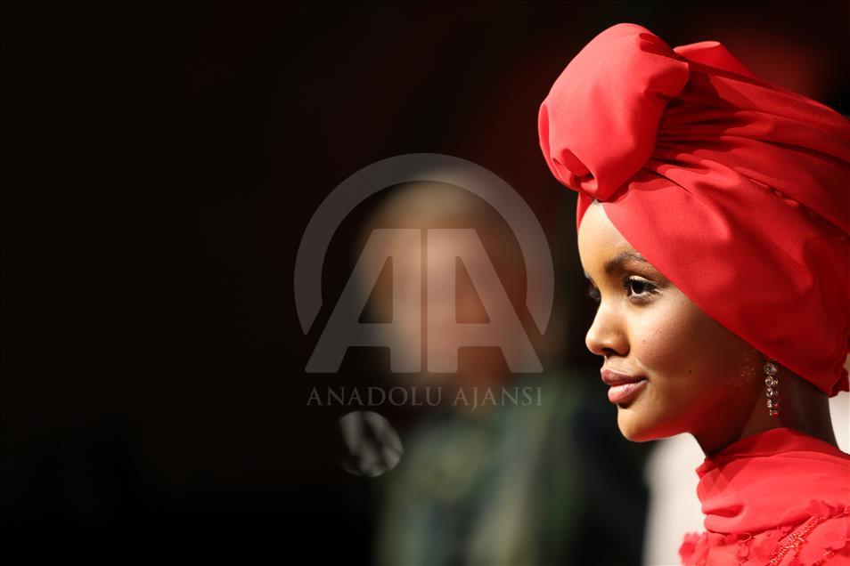 Tesettürlü top model Halima Aden 'Desert Dream' koleksiyonunda podyuma çıktı 