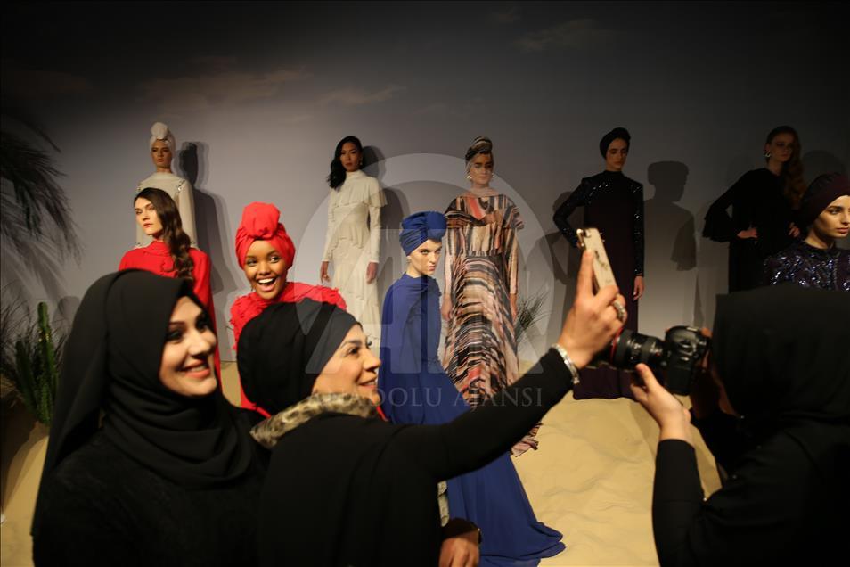 Tesettürlü top model Halima Aden 'Desert Dream' koleksiyonunda podyuma çıktı 