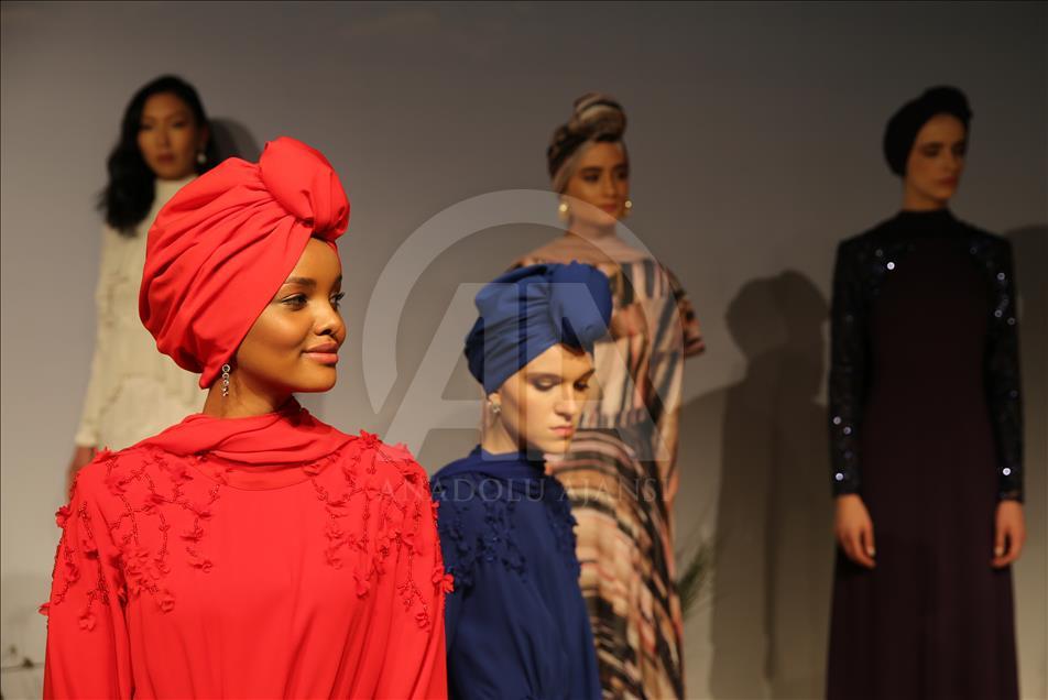 Tesettürlü top model Halima Aden 'Desert Dream' koleksiyonunda podyuma çıktı 