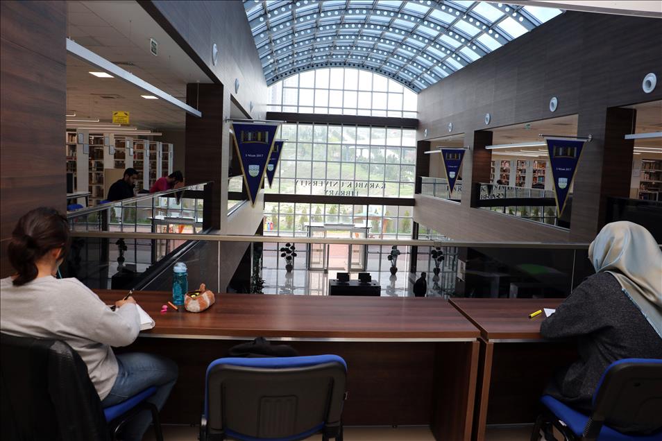 Visitors throng unique library in Turkey