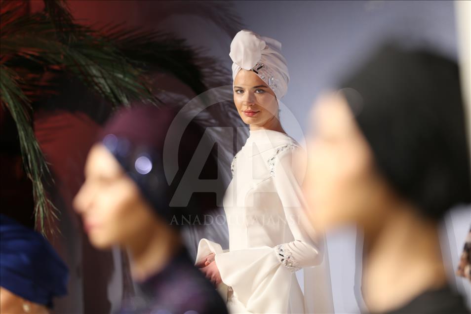 Tesettürlü top model Halima Aden 'Desert Dream' koleksiyonunda podyuma çıktı 