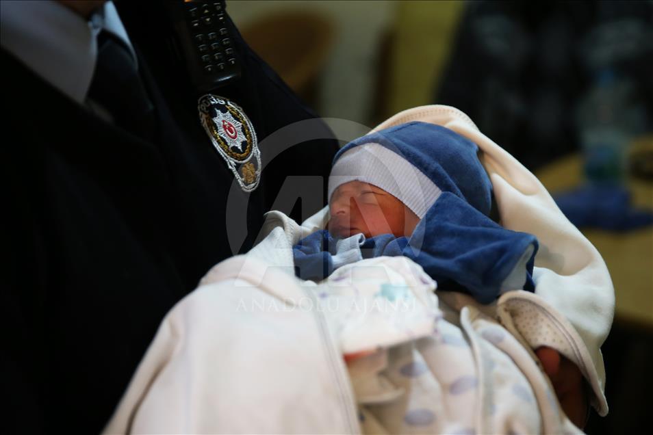 Evin önünde yeni doğmuş bebek bulundu