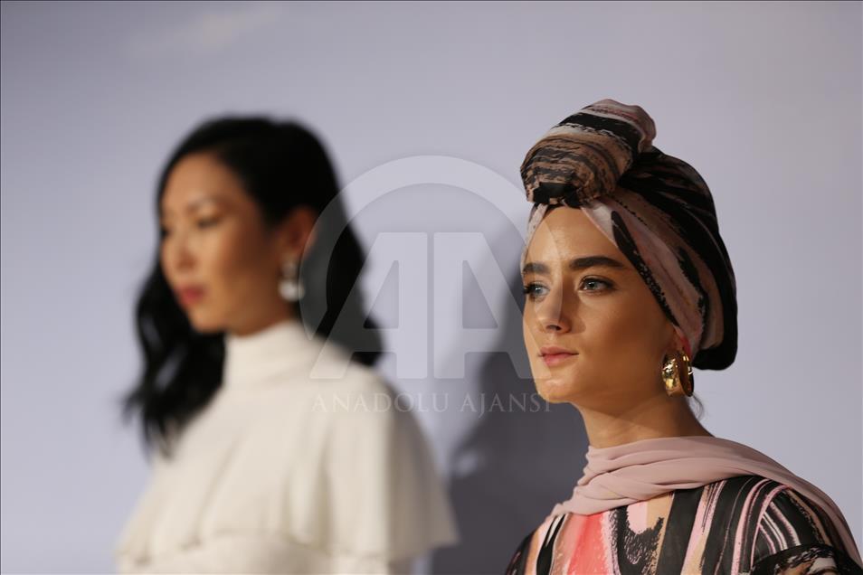 Tesettürlü top model Halima Aden 'Desert Dream' koleksiyonunda podyuma çıktı 
