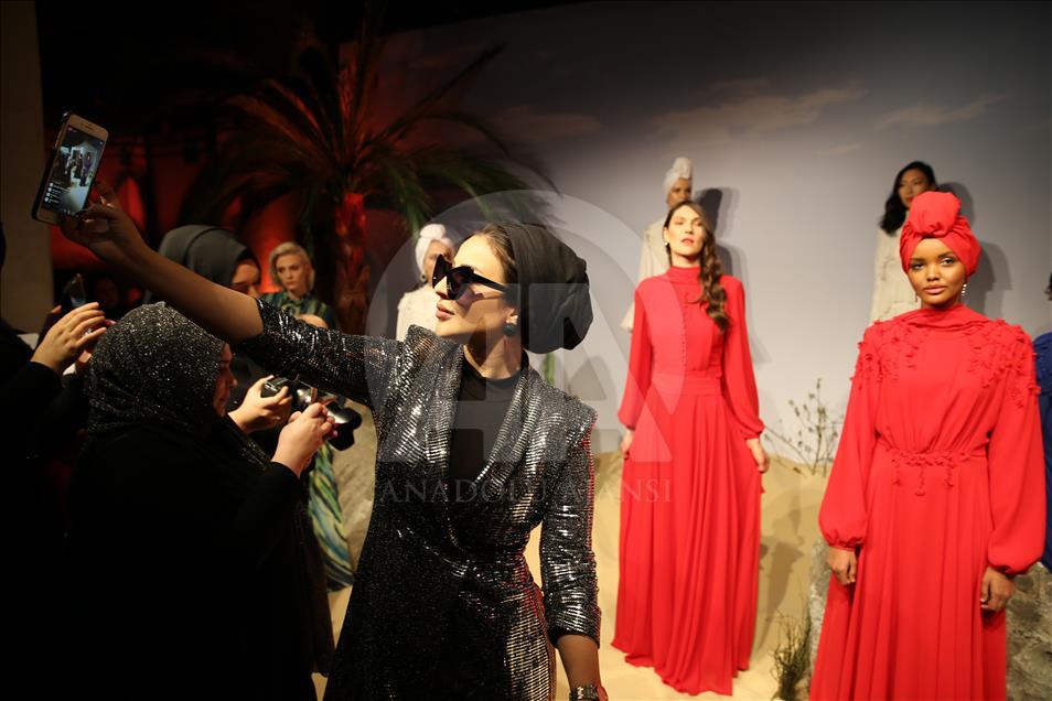 Tesettürlü top model Halima Aden 'Desert Dream' koleksiyonunda podyuma çıktı 