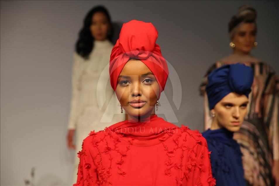 Tesettürlü top model Halima Aden 'Desert Dream' koleksiyonunda podyuma çıktı 