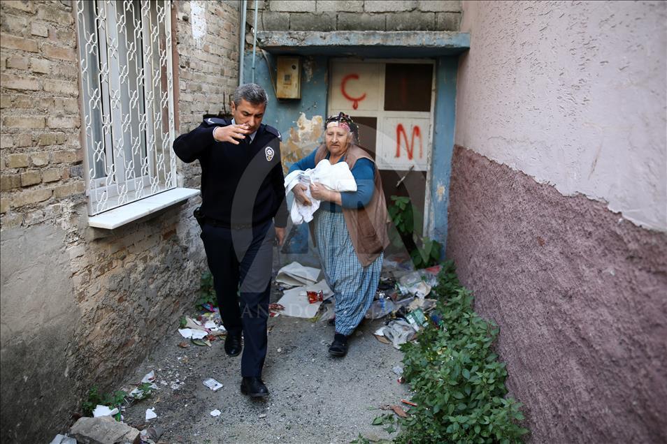 Evin önünde yeni doğmuş bebek bulundu