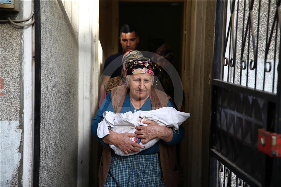 Evin önünde yeni doğmuş bebek bulundu