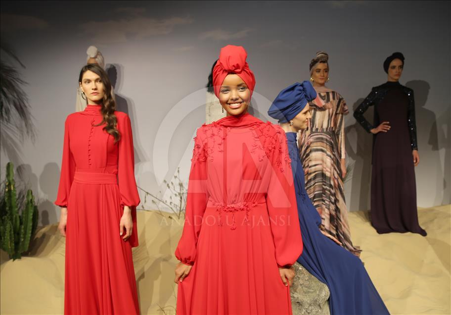 Tesettürlü top model Halima Aden 'Desert Dream' koleksiyonunda podyuma çıktı 