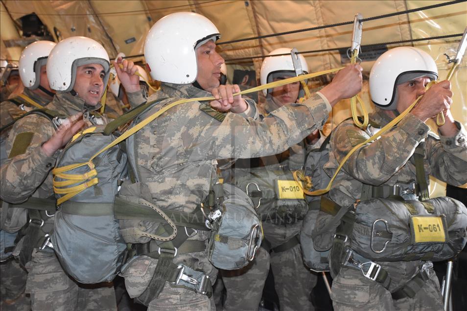 Paraşütçü komandolar hünerlerini sergiledi