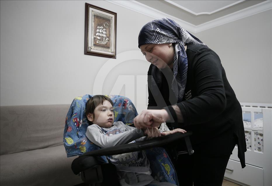 Oğlunun tedavisi için yaprak saran anneye Afrin'deki askerden destek
