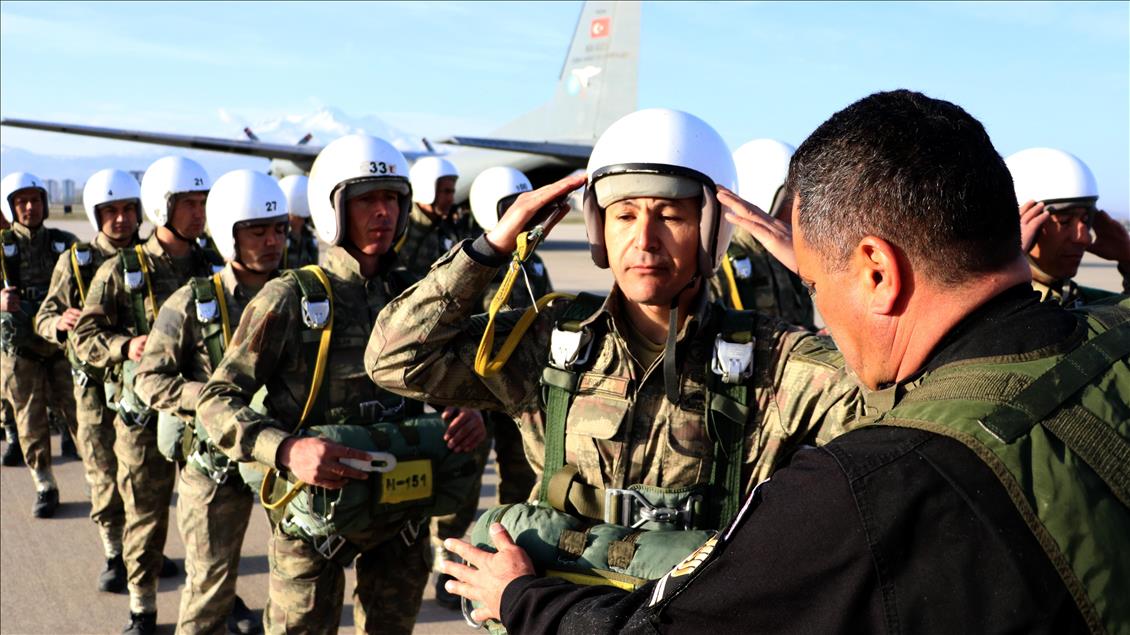Paraşütçü komandolar hünerlerini sergiledi