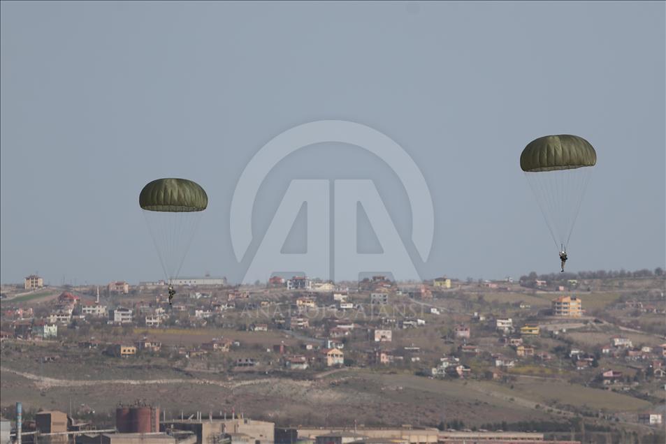 Paraşütçü komandolar hünerlerini sergiledi