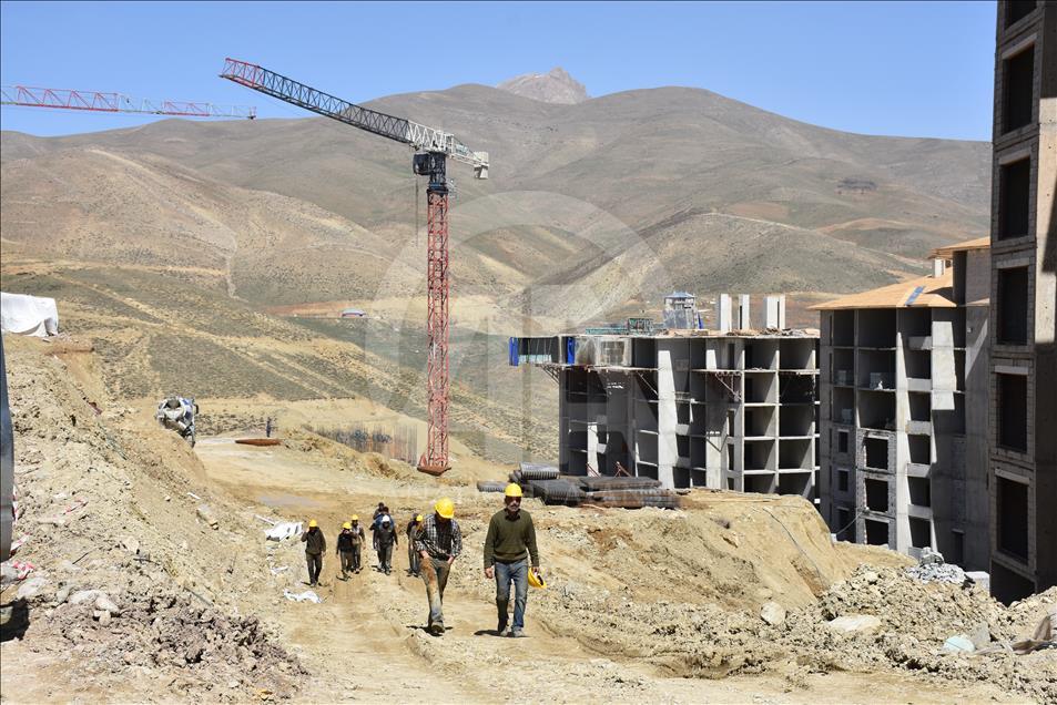 Hakkari'de terör mağdurları için konut yapımı sürüyor