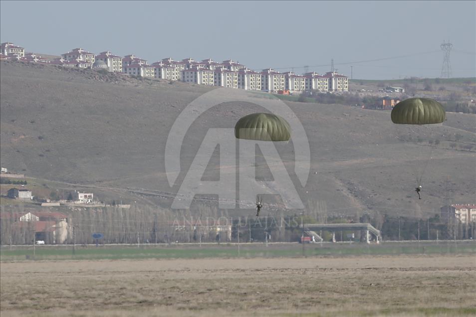 Paraşütçü komandolar hünerlerini sergiledi