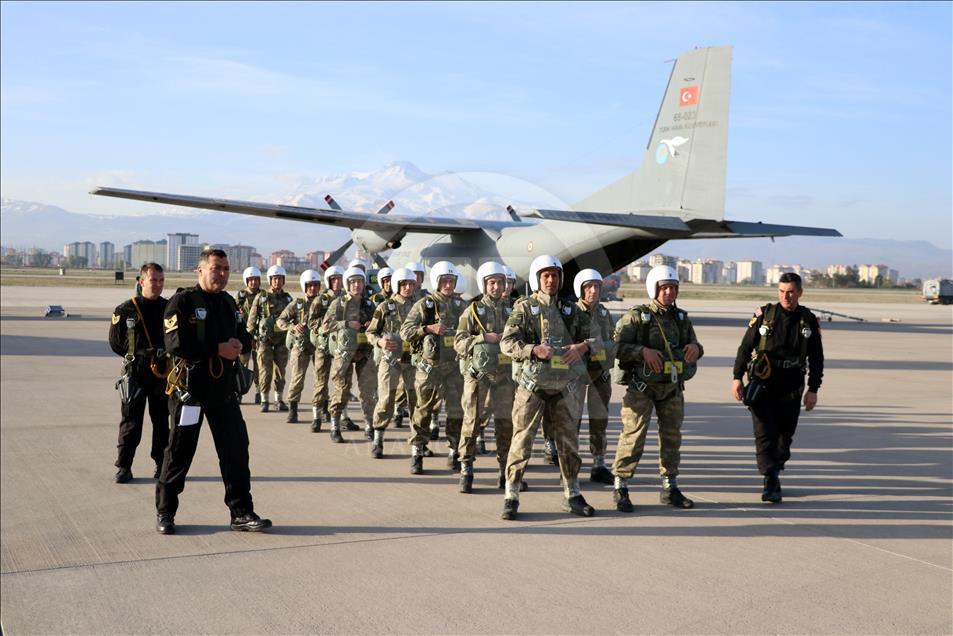 Paraşütçü komandolar hünerlerini sergiledi