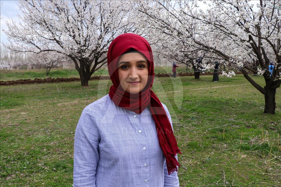 Doğada kitap okuyup teknoloji bağımlığına dikkati çekiyorlar