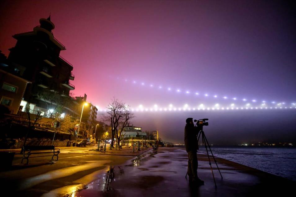 La pesada neblina que cubre en las noches la ciudad turca de Estambul