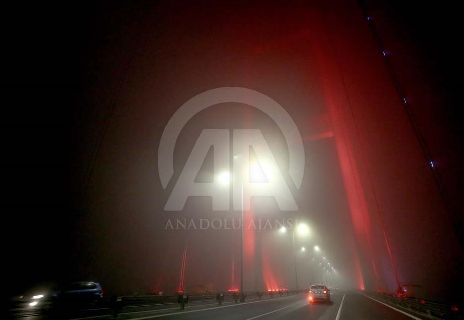 La pesada neblina que cubre en las noches la ciudad turca de Estambul