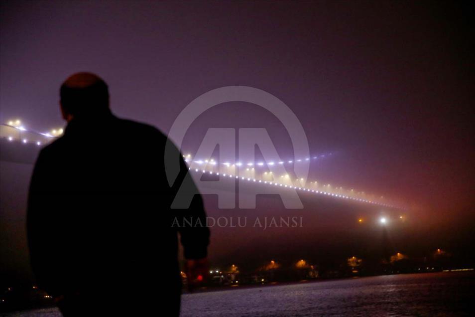 La pesada neblina que cubre en las noches la ciudad turca de Estambul