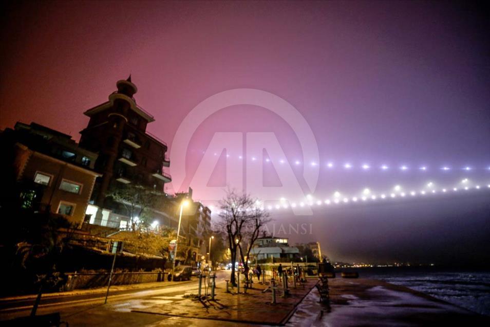 La pesada neblina que cubre en las noches la ciudad turca de Estambul