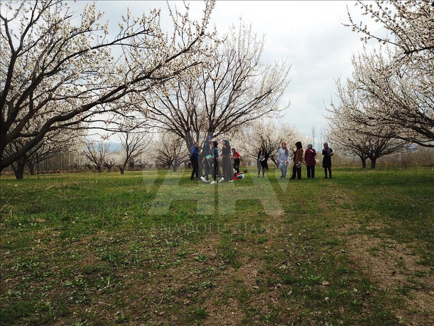 Doğada kitap okuyup teknoloji bağımlığına dikkati çekiyorlar