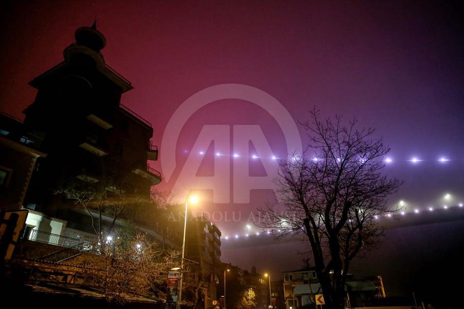 La pesada neblina que cubre en las noches la ciudad turca de Estambul