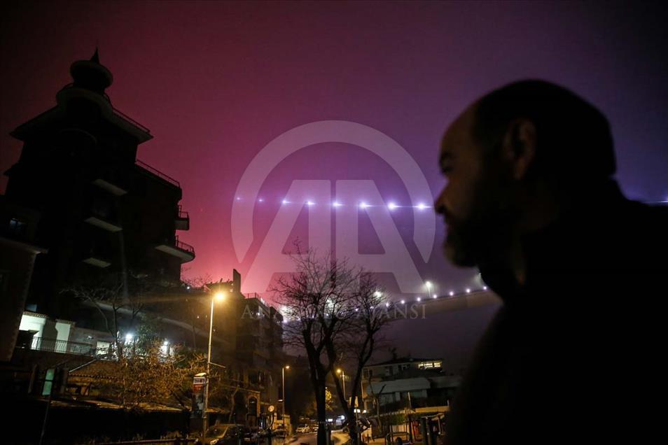 La pesada neblina que cubre en las noches la ciudad turca de Estambul
