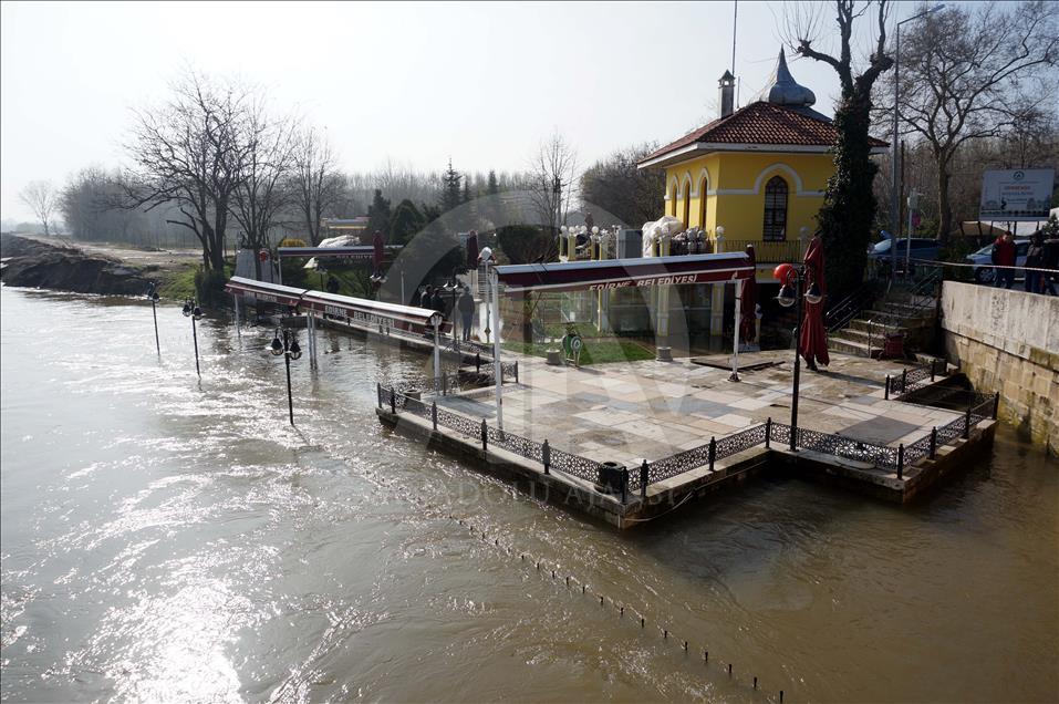 Edirne'de otomobil taşkın sularına gömüldü