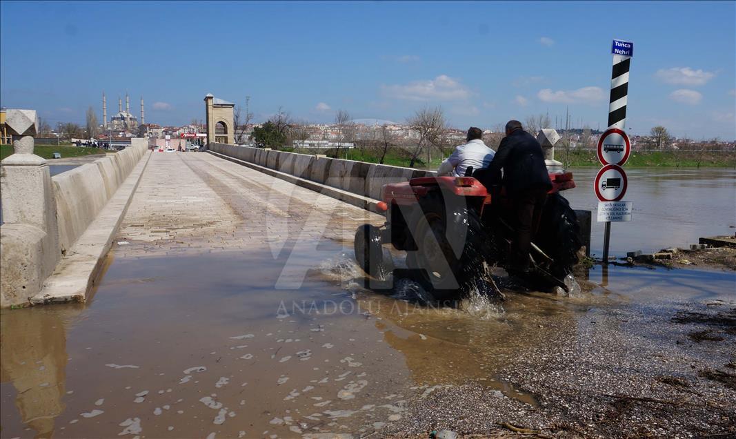 Edirne'de otomobil taşkın sularına gömüldü