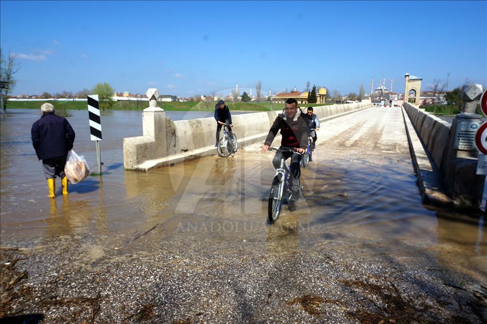 Edirne'de otomobil taşkın sularına gömüldü