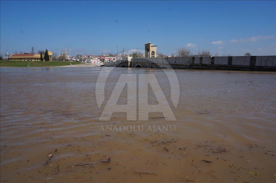 Edirne'de otomobil taşkın sularına gömüldü