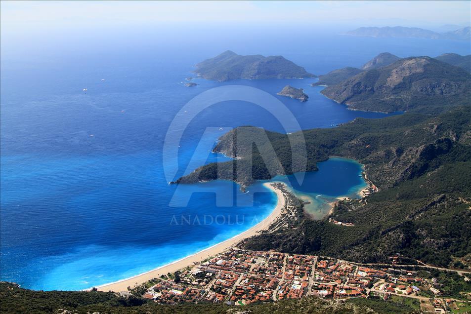 Ölüdeniz turistleri büyülüyor