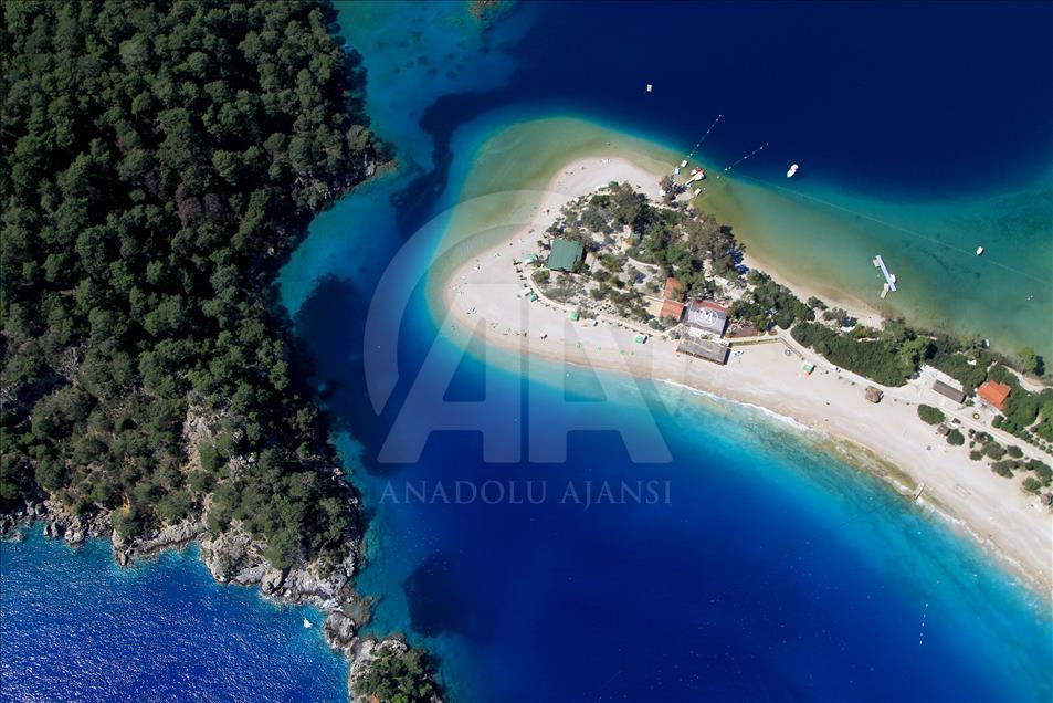 Ölüdeniz turistleri büyülüyor