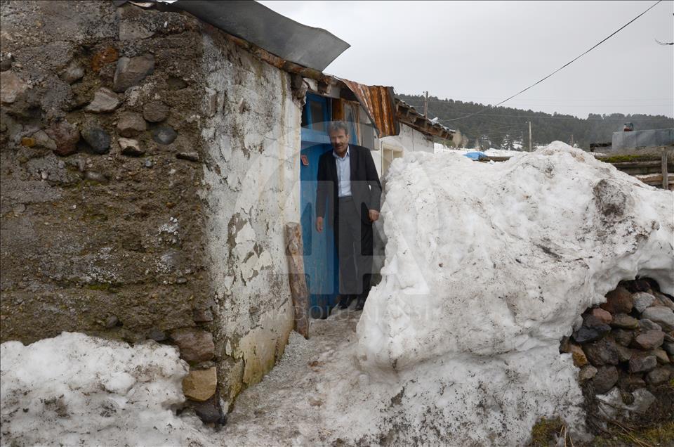 Handere baharda kışla mücadele ediyor