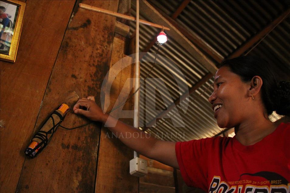 Sebagian warga Desa Simpang, Aceh Timur  masih hidup tanpa listrik