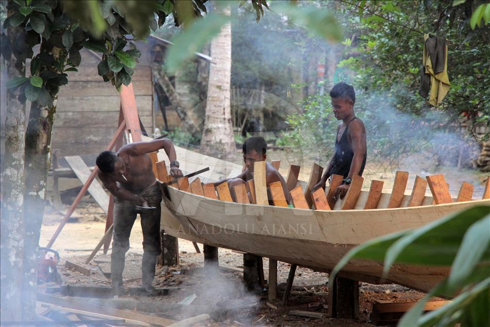 Sebagian warga Desa Simpang, Aceh Timur  masih hidup tanpa listrik